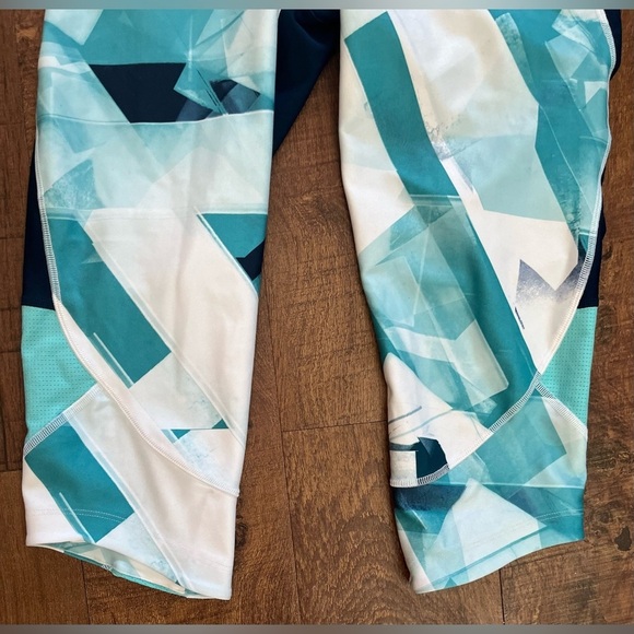 Under Armour crop compression leggings Sz large - Picture 3 of 8